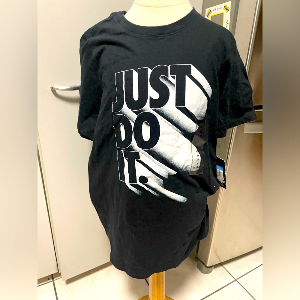 NWT New boys Nike T medium